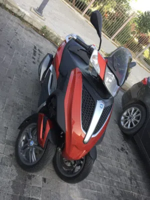 سكوتر بياجو mp3 ثلاثة عجال ايطالي الصنع للبيع أو للبدل على دراجة مع دفع الفرق كاش