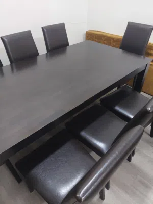 Dinning Table with 8 Chairs in Excellent condition