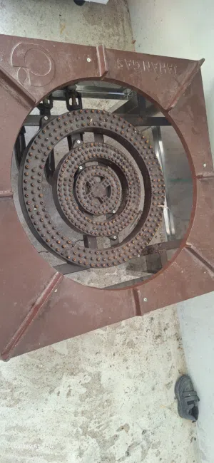 طباخه تحمل المراجل الكبيره ب3 عيون  حجم كبير اصليه