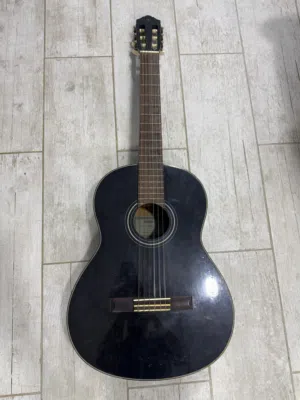 guitar with a bag - قيتار مع الشنطة للبيع