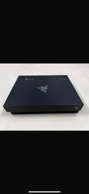 اكس بوكس ون اكس 1TB-4k-120hz مع يد جديده خاليه من الخرابات . الاكس بوكس نضيف جداً.خالي من الكسور.