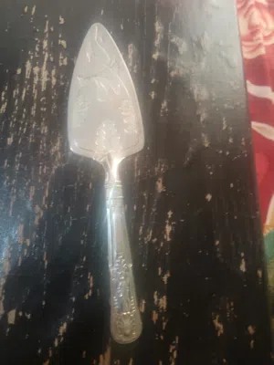 اداة تستخدم للحلويات قديمه  مطليه بطبقه من الفضة على معدن اساس زنك