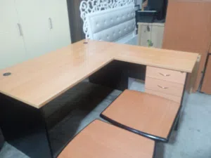 طاولة مكتب شكل L  مقاس 160×160 مكتب نظيف جدا .......................................................