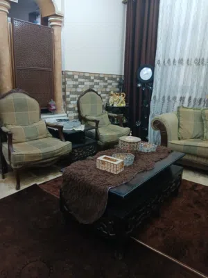 طقم طاولات خشب زان عليهم زجاج جديد طاولة وسط مع طربيزات عدد2 للبيع