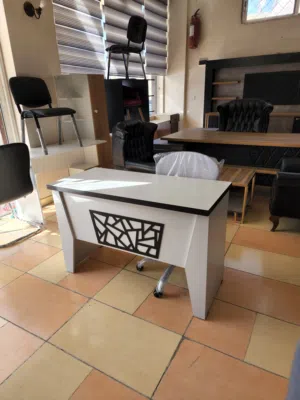 مكتب للبيع للدراسة والعمل عدة الوان