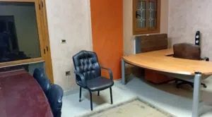 للايجار مكتب اداري ارضي مفروش ومكيف ب 2000ج (يصلح للبطاقه ضريبه وسجل) بجمال عبد الناصر . جسر السويس