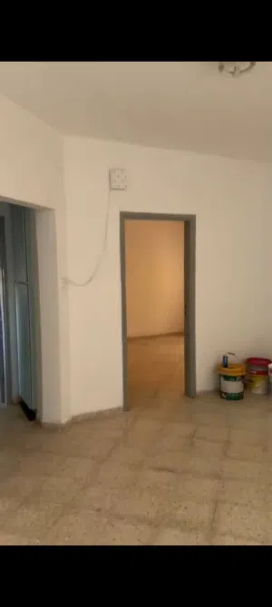 شقه للبيع فر بتونيا مساحه 130متر طابق اول فوق الشارع