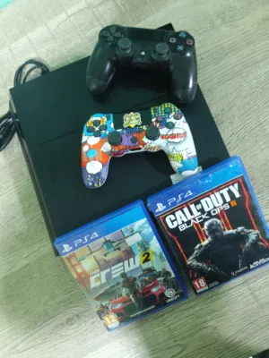 جهاز ps4 للبيع مع كل قطع التي بصوره من لعبتين و يدتين ب 350 درهم ولاكن يوجد عطل بسيط تصليحها ب 50