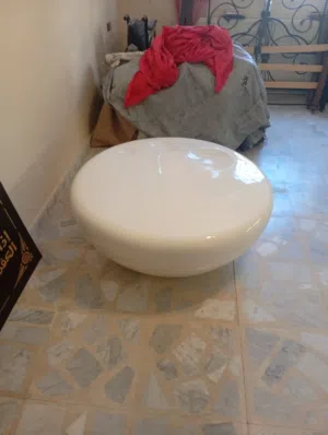 طاوله مميزه بيضاء للجادين