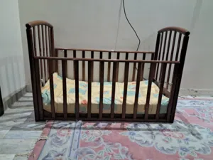 سجاد وطاولات وسرير ومساند