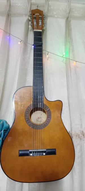 قيثاره مستعمله شغاله ميه بالميه صنع  قطري