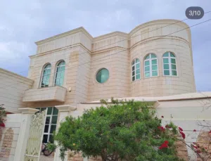 للإيجار فيلا مفروشه في قلالي بسعر 730 خمس غرف ومجلس منعزل