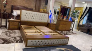 غرفة نوم مستعمله، خشب لاتيه 18 ماركة الدب الخزانه / ارتفاع 225 عرض250 عمق60 التخت 190/170