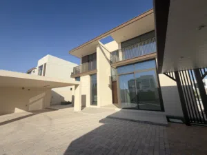 5 bedroom  Corner  Your own peace of paradise awaits you.