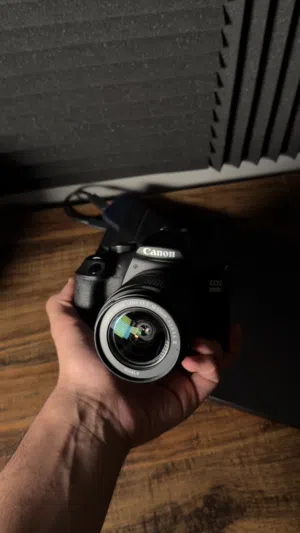 للبيع كاميرا Canon EOS 2000D بحالة ممتازة (شبه جديدة)