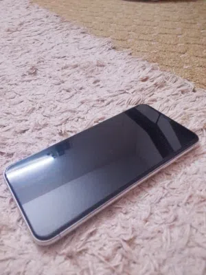 جهاز ايفون 11برو ماكس بحاله ممتازة  للبيع لون ابيض بس بحاجة تغيير سماعه