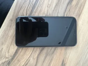 I phone 11 128gb , الجهاز وكالة غير مصلح و غير مخدش ، نظافة الجديد مع كرتونة و اغراض بسعر معقول