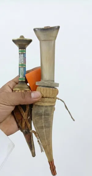 للبيع.. طقم خناجر أفريقية أثرية (نوادر) - رؤوس قرن طبيعي الوصف: لهواة التراث والمقتنيات النادرة،