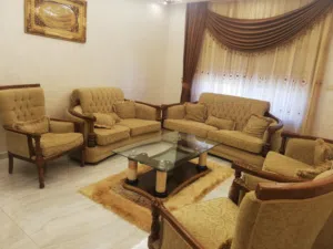 للبيع طقم كنبايات كامل مع الإكسسوارات – حالة ممتازة