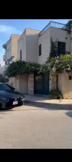 فيله تجااريه اداريه باثاتت مكتبي بن عاشور مجهزه ممتازه موقع ممتاز جراج يحمل عدة سيارات