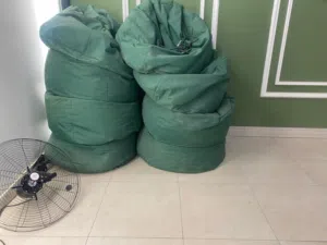 مخدات 8 و ميز mdf عدد 2  بلي ستيشن
