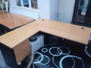 طاولات مكتب بأحجام مختلفه للبيع  ...................................................................