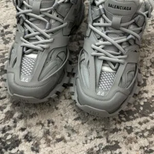 حذاء بالنسياقا تراك اصلي بحالة شبه جديده لم يستعمل الا خمس مرات balenciaga track shoes grey mint