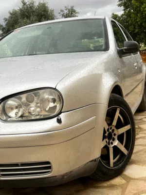 سيارة فولكسفاغن جولف MK4 1999 مستعملة بحالة جيدة للبيع