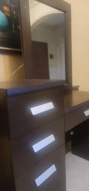 تسريحه مرآة مع خزانه جانبية للبيع