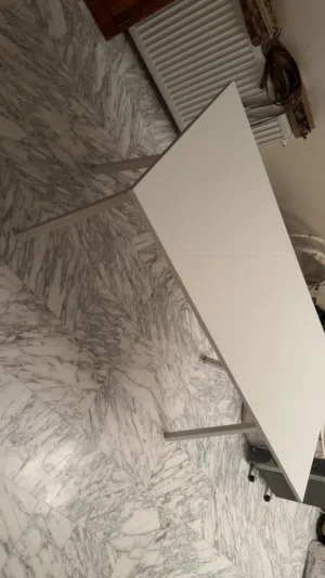 طاولة مكتب TROTTEN من IKEA
