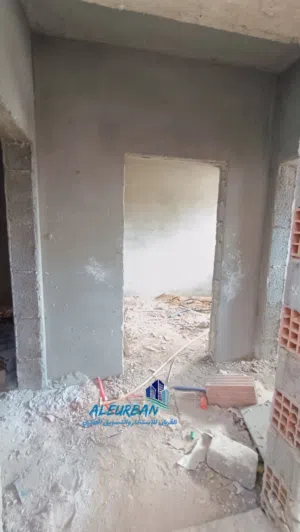 شقة أرضية للبيع نص تشطيب في السراج داخل المخطط