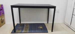 طاولة سوداء