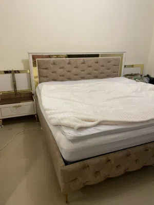 غرفة نوم مع تلفزيون Bed set & TV
