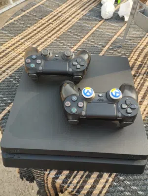بلايستيشن 4 للبيع بحالة ممتازة