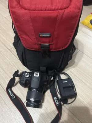 كاميرة كانون 2000D شبه جديدة