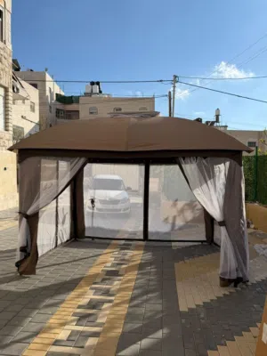برجيلا بشكل خيمة باللون البني الراقي بتصميم عصري وأنيق يضيف لمسة فخامة لحديقتك