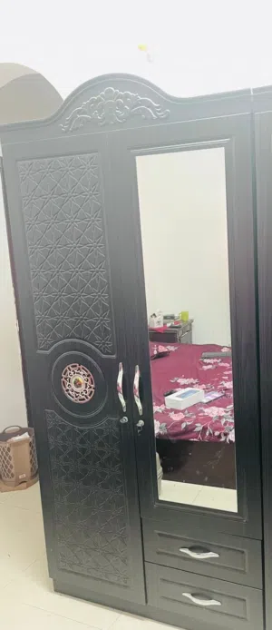 خزانة 4 أبواب بحاله ممتازه وأرفف متينه