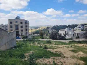 أرض ذات إطلالة خلابة تصلح لبناء إسكان في أجمل مناطق مرج الحمام
