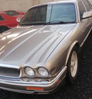 سيارة جاكوار XJ موديل 1996 فاخرة ذات مواصفات أمريكية كاملة