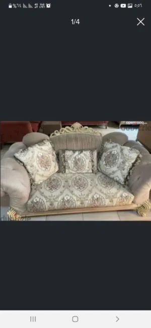 صالون كنبه كبيره وكنبه صغيره واتنين كرسي وترابيزه كبيره