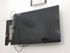 للبيع تلفزيون لاكن مافيه ريموت للشاشه مستعمل و نظيف