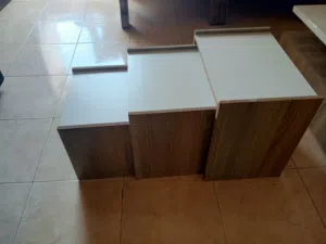 طاولة وسط مع طاولات جانبية