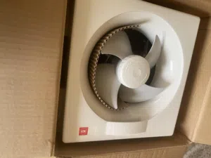 مروحة التهوية في الصورة هي KDK 15AAQ1 سم25*25سم