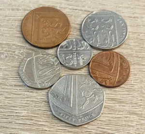 طقم عملات الملكة اليزابيث الثانية ( يشمل الدرع الملكي من الجهة الخلفية