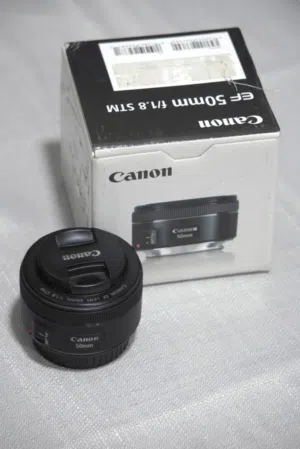 عدسة كانون 50 mm