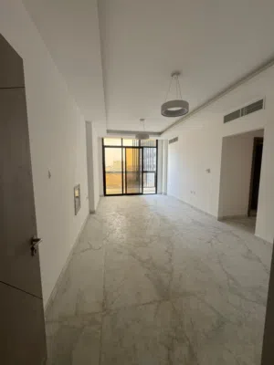 شقة غرفتين وصالة أول ساكن للإيجار في الجرف 3 – غرف ماستر بالكامل وبلكونة – قريب من مخرج دبي  43,000