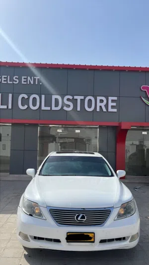 لكزس LS 460 موديل 2009 لون أبيض بمواصفات أمريكية مركبة مرخصة وسليمة