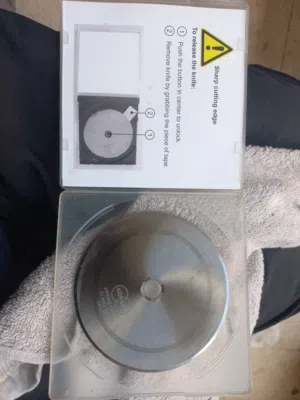 شفرة سكين دائرية صناعية (Round Knife Blade) تُستخدم في ماكينات قص وقاطع الأقمشة (Cloth Cutting Machi