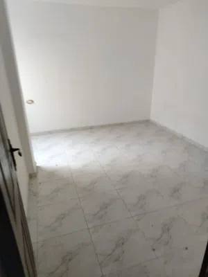 شقه للايجار غير مفروشه عماره دار القرار بجانب سوبرماركت MK