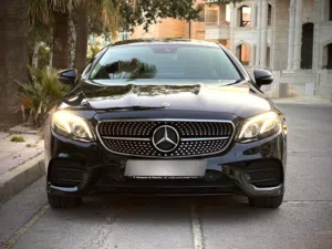 مرسيديس E200 كوبية سوداء بحالة الوكالة - غرفة مميزة يخت بلو (زرقاء) موديل 2020 - فحص كامل ممشى خفيف